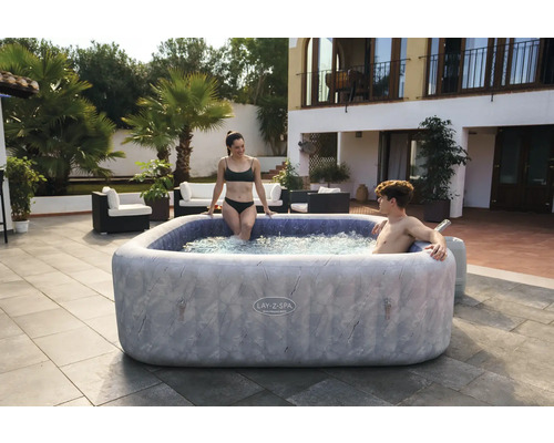 Aufblasbarer Lay-Z-Spa Whirlpool mit zwei Personen im Garten.