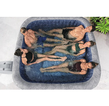 Aufblasbarer Whirlpool mit mehreren Personen im Wasser, Blick von oben.