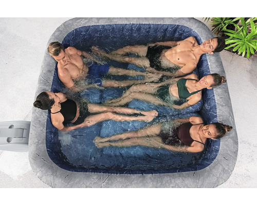 Aufblasbarer Whirlpool mit mehreren Personen im Wasser, Blick von oben.