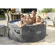 Aufblasbarer Lay-Z-Spa Whirlpool mit vier Personen im Garten.