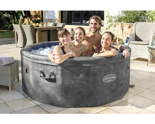 Aufblasbarer Lay-Z-Spa Whirlpool mit vier Personen im Garten.