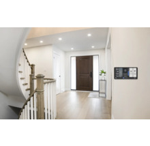 Helle Eingangshalle mit Treppe, Haustür und installiertem Smart Home Display