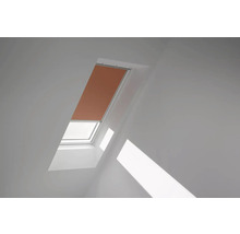 Dachfenster mit Rollo in einem hellen Raum