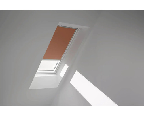 VELUX Dachfenster Verdunkelungsrollo orange mit grauem Alu-Rahmen solarbetrieben DSL S31 4564K Dachfenster mit Rollo in einem hellen Raum