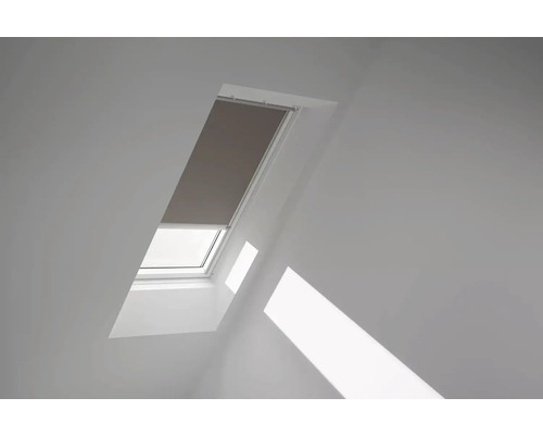 VELUX Dachfenster Verdunkelungsrollo nougat mit grauem Alu-Rahmen solarbetrieben DSL FK08 4574K Dachfenster mit Rollo in einem hellen Raum.