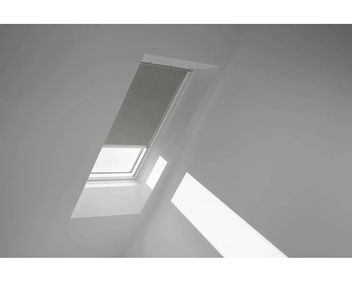 VELUX Dachfenster Verdunkelungsrollo olive mit grauem Alu-Rahmen solarbetrieben DSL F06 4575K Dachfenster mit Rollo in einem hellen Raum