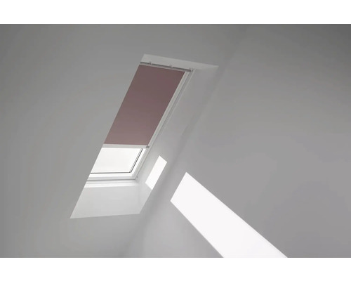 VELUX Dachfenster Verdunkelungsrollo rosenholz mit weißem Alu-Rahmen elektronisch DML P06 4578KWL Dachfenster mit teilweise geschlossenem Rollo in einem hellen Raum.