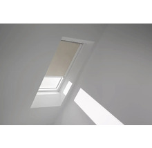 Dachfenster mit Rollo in einem hellen Raum