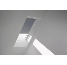Dachfenster mit Rollo in einem hellen Raum.