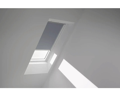 VELUX Dachfenster Verdunkelungsrollo blaugrau mit grauem Alu-Rahmen elektronisch DML PK06 4581K Dachfenster mit Rollo in einem hellen Raum.