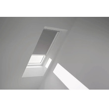 Dachfenster mit Verdunkelungsrollo im Innenraum