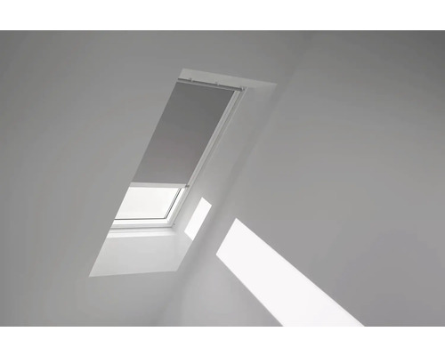 VELUX Dachfenster Verdunkelungsrollo grau mit weißem Alu-Rahmen solarbetrieben DSL U04 0705KWL Dachfenster mit Verdunkelungsrollo im Innenraum