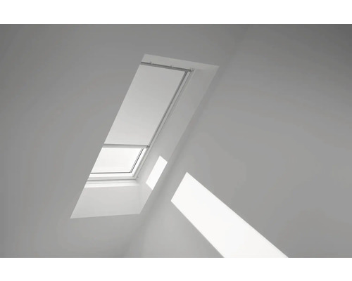 VELUX Dachfenster Verdunkelungsrollo weiß mit grauem Alu-Rahmen solarbetrieben DSL P10 1025K Dachfenster mit Rollo im Raum