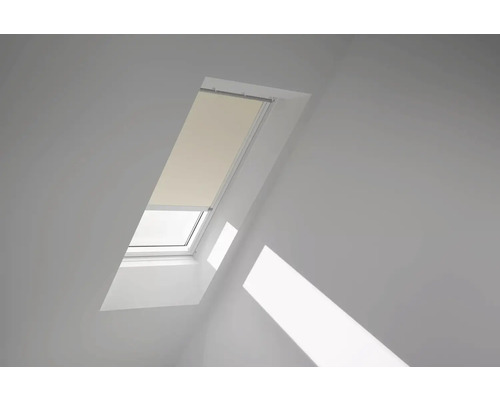 VELUX Dachfenster Verdunkelungsrollo hellbeige mit weißem Alu-Rahmen solarbetrieben DSL MK12 1085KWL Dachfenster mit Rollo in einem hellen Raum