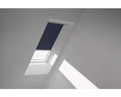 VELUX Dachfenster Verdunkelungsrollo dunkelblau mit weißem Alu-Rahmen elektronisch DML C04 1100KWL Dachfenster mit Rollo im Raum