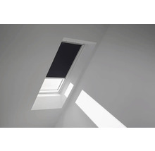 Dachfenster mit Verdunkelungsrollo im Innenraum