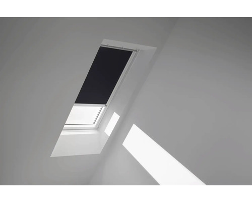 VELUX Dachfenster Verdunkelungsrollo schwarz mit weißem Alu-Rahmen solarbetrieben DSL S06 3009KWL Dachfenster mit Verdunkelungsrollo im Raum