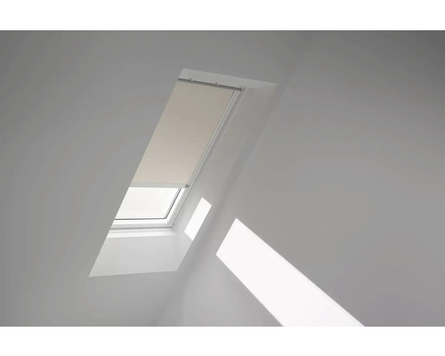 VELUX Dachfenster Verdunkelungsrollo sandbeige mit weißem Alu-Rahmen elektronisch DML F08 4556KWL Dachfenster mit Verdunkelungsrollo im Dachgeschoss.