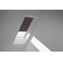 Dachfenster mit Rollo in einem hellen Raum