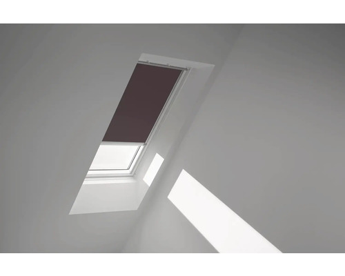VELUX Dachfenster Verdunkelungsrollo mit grauem Alu-Rahmen solarbetrieben DSL F06 4559K Dachfenster mit Rollo in einem hellen Raum