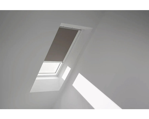 VELUX Dachfenster Verdunkelungsrollo nougat mit weißem Alu-Rahmen solarbetrieben DSL P10 4574KWL Dachfenster mit Rollo in einem hellen Raum