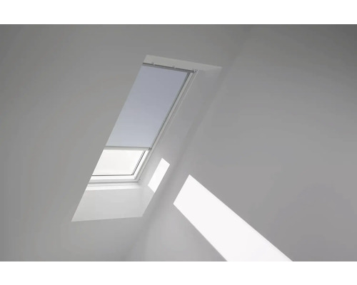 VELUX Dachfenster Verdunkelungsrollo himmelblau mit grauem Alu-Rahmen elektronisch DML C06 4576K Dachfenster mit Verdunkelungsrollo in einem hellen Dachzimmer.