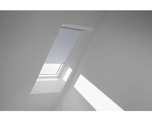 VELUX Dachfenster Verdunkelungsrollo himmelblau mit weißem Alu-Rahmen elektronisch DML CK06 4576KWL Dachfenster mit teilweise heruntergelassenem Rollo in einem Dachzimmer