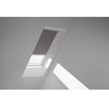 Dachfenster mit Verdunkelungsrollo in einem hellen Raum