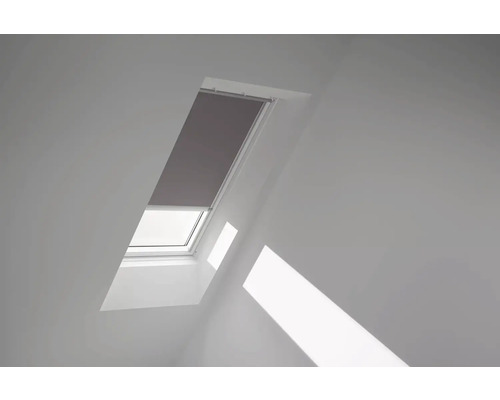 VELUX Dachfenster Verdunkelungsrollo taupe mit grauem Alu-Rahmen solarbetrieben DSL MK08 4577K Dachfenster mit Verdunkelungsrollo in einem hellen Raum
