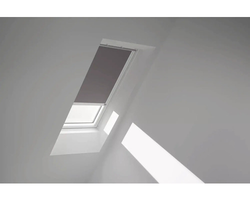VELUX Dachfenster Verdunkelungsrollo taupe mit weißem Alu-Rahmen solarbetrieben DSL M06 4577KWL Dachfenster mit Rollo in einem hellen Raum
