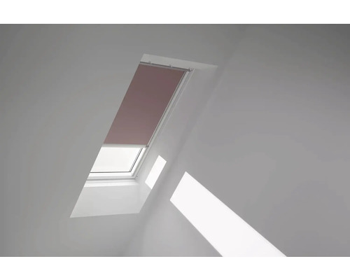 VELUX Dachfenster Verdunkelungsrollo rosenholz mit grauem Alu-Rahmen elektronisch DML C02 4578K Dachfenster mit Rollo in einem hellen Raum