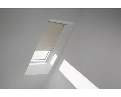 VELUX Dachfenster Verdunkelungsrollo sandbeige mit grauem Alu-Rahmen elektronisch DML S10 4579K Dachfenster mit Verdunkelungsrollo in einem hellen Raum
