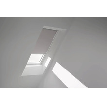 Dachfenster mit Rollo in einem hellen Raum.