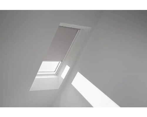 VELUX Dachfenster Verdunkelungsrollo hell-taupe mit grauem Alu-Rahmen elektronisch DML S08 4580K Dachfenster mit Rollo in einem hellen Raum.