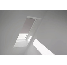 Dachfenster mit teilweise geschlossenem Rollo in einem Raum