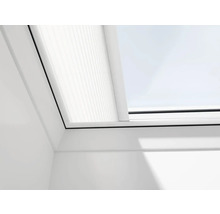 Detailansicht eines Dachfensters mit Plissee