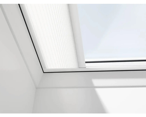VELUX Dachfenster Faltplissée weiß mit weißem Alu- Rahmen elektronisch FMG 120120 1016KWL Detailansicht eines Dachfensters mit Plissee