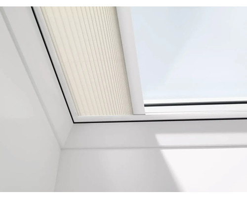 VELUX Dachfenster Faltplissée hellbeige mit weißem Alu- Rahmen elektronisch FMG 060090 1259KWL Detailaufnahme eines Dachfensters mit Plissee