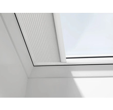 Detailansicht eines Dachfensters mit Plissee-Rollo