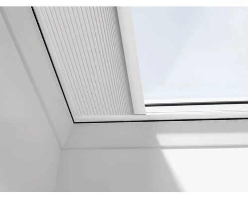 Ansicht eines Dachfensters mit Plissee