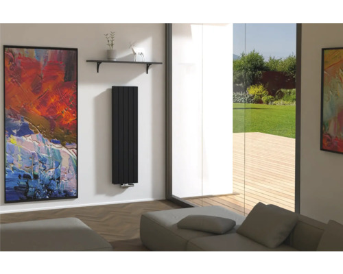 Wohnzimmer mit modernem Heizkörper, Gemälde und minimalistischem Regal