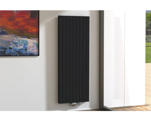 Rotheigner Designheizkörper PANEL 1800 x 662 mm schwarz matt Anschluss Mittig unten Vertikaler Heizkörper zur Wandmontage in einem Wohnraum mit Kunstwerk