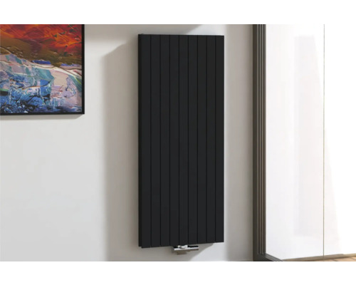 Rotheigner Designheizkörper PANEL 1600 x 662 mm schwarz matt Anschluss Mittig unten Vertikaler Paneelheizkörper an einer Wand montiert