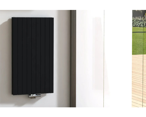 Rotheigner Designheizkörper PANEL 1200 x 662 mm schwarz matt Anschluss Mittig unten Schwarzer Paneelheizkörper an einer Wand