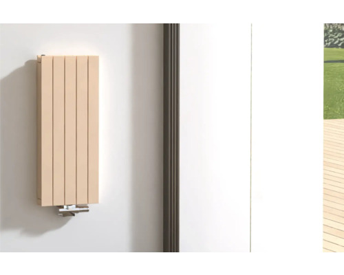 Rotheigner Designheizkörper PANEL 900 x 366 mm bahamabeige Anschluss Mittig unten Wandheizkörper im Zimmer mit Gartenausblick