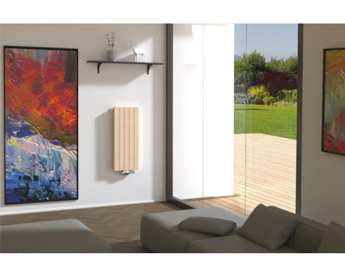 Wohnzimmer mit Flachheizkörper an der Wand