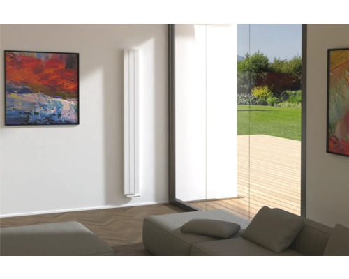 Modernes Wohnzimmer mit Designheizkörper und Kunstwerken