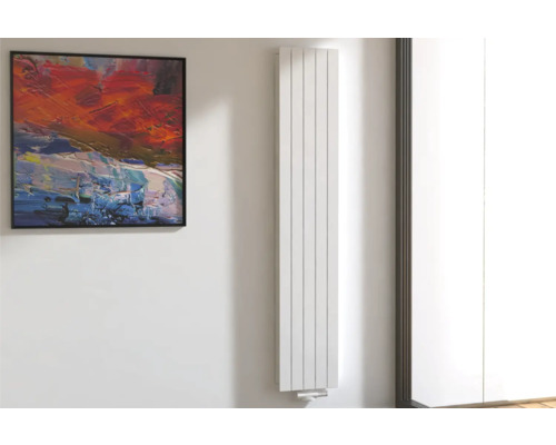 Rotheigner Designheizkörper PANEL 2000 x 366 mm weiß Anschluss Mittig unten Vertikaler Heizkörper an der Wand neben einem Gemälde