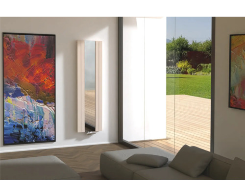 Modernes Wohnzimmer mit Spiegelheizkörper, Gemälde und Sofa für ein stilvolles Ambiente.