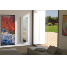 Modernes Wohnzimmer mit Kunstwerk, Spiegelheizkörper und großem Fenster mit Blick auf den Garten.